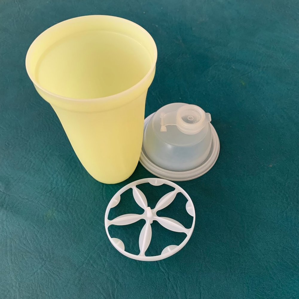 Vintage tupperware Quick shake shaker blender for smoothies or gravy #844 insert